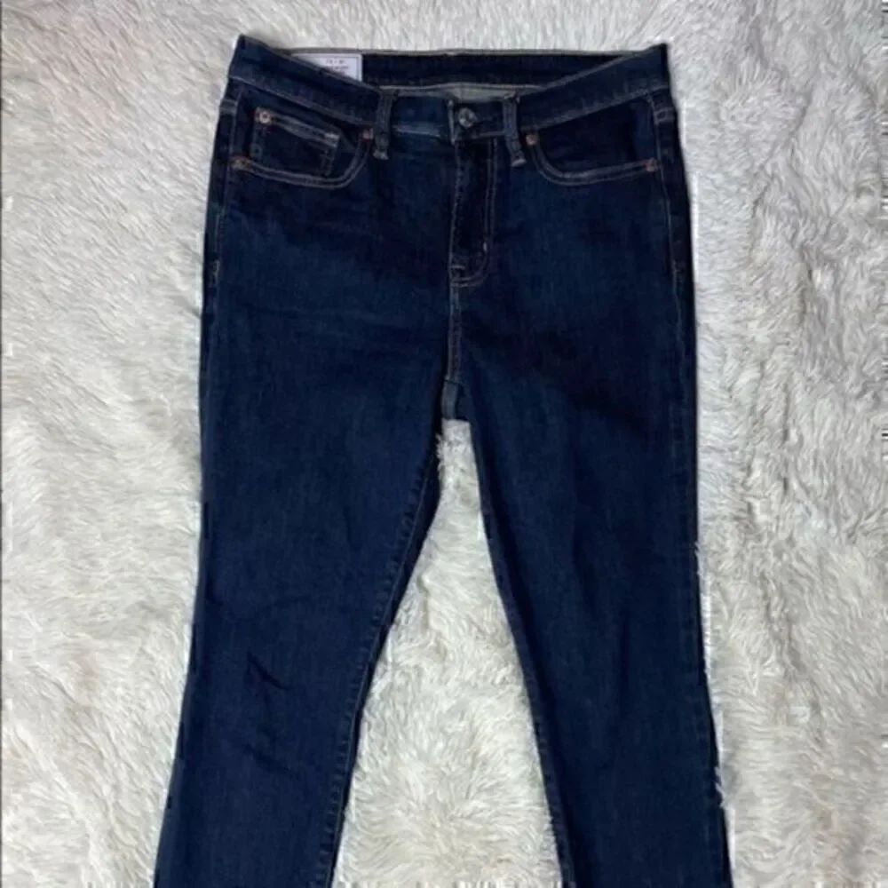 EUC Women’s Dark Blue GAP True Skinny Midrise size 29/8s Short